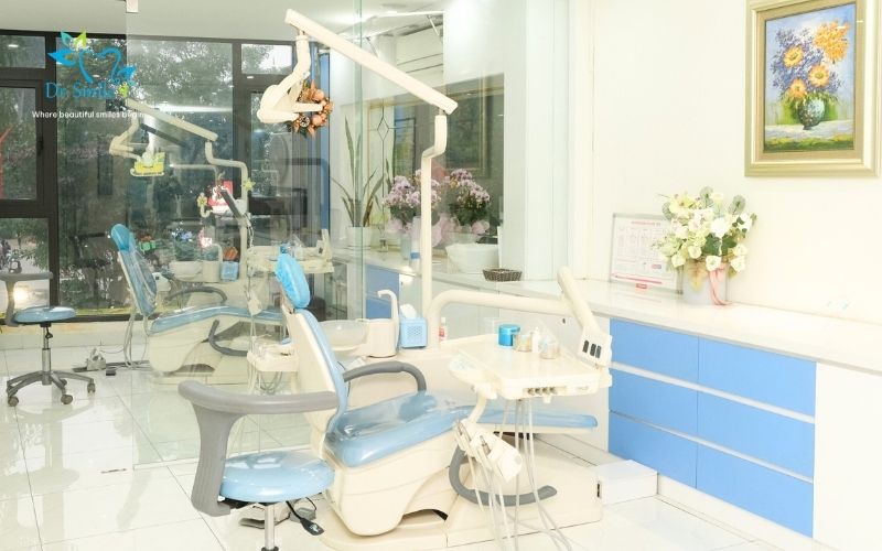 Modern dental treatment room with a blue patient chair and medical equipment